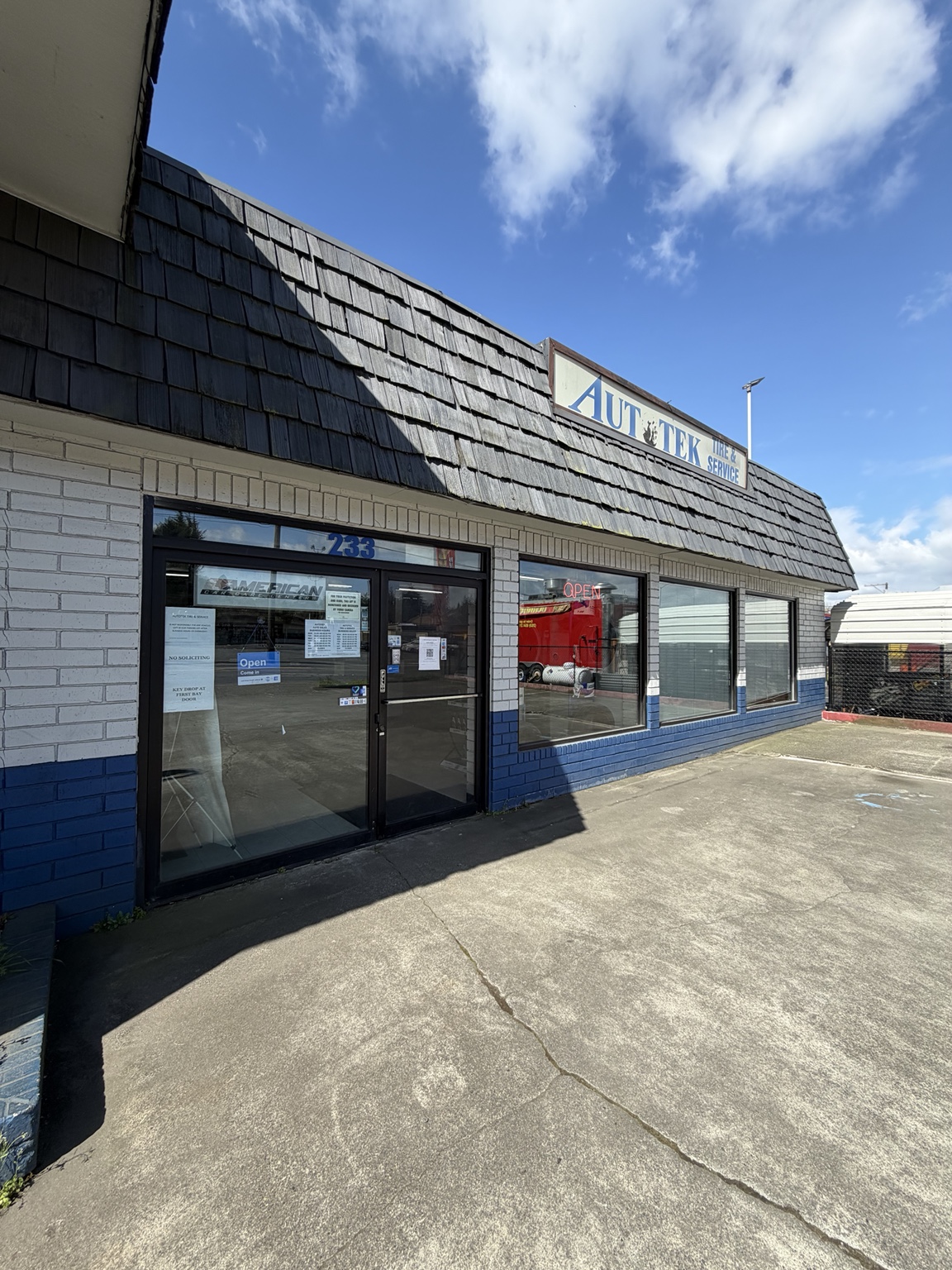Entrance to Autotek Tire and Service at 233 Central Ave S in Kent